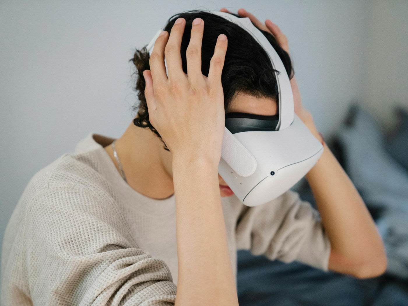 How To Prevent Motion Sickness In VR: Practical Tips And Tricks - MaeckerVR