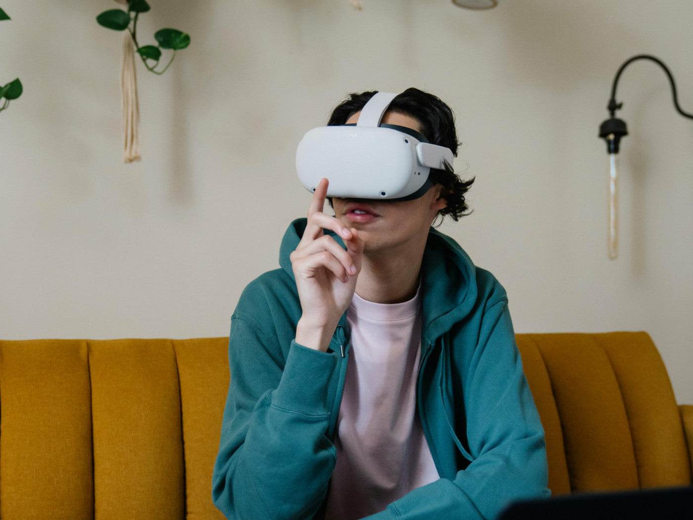 Is The Meta Quest 2 Still Worth Buying In 2025? - MaeckerVR