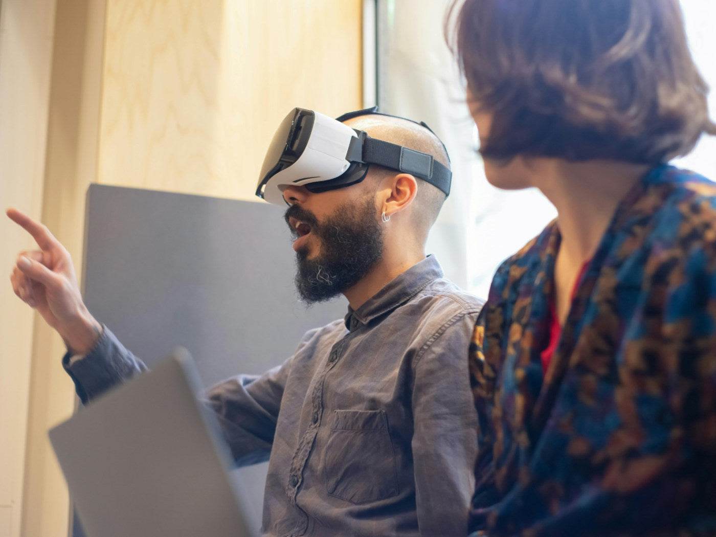 Top Factors To Consider When Buying A VR Headset - MaeckerVR